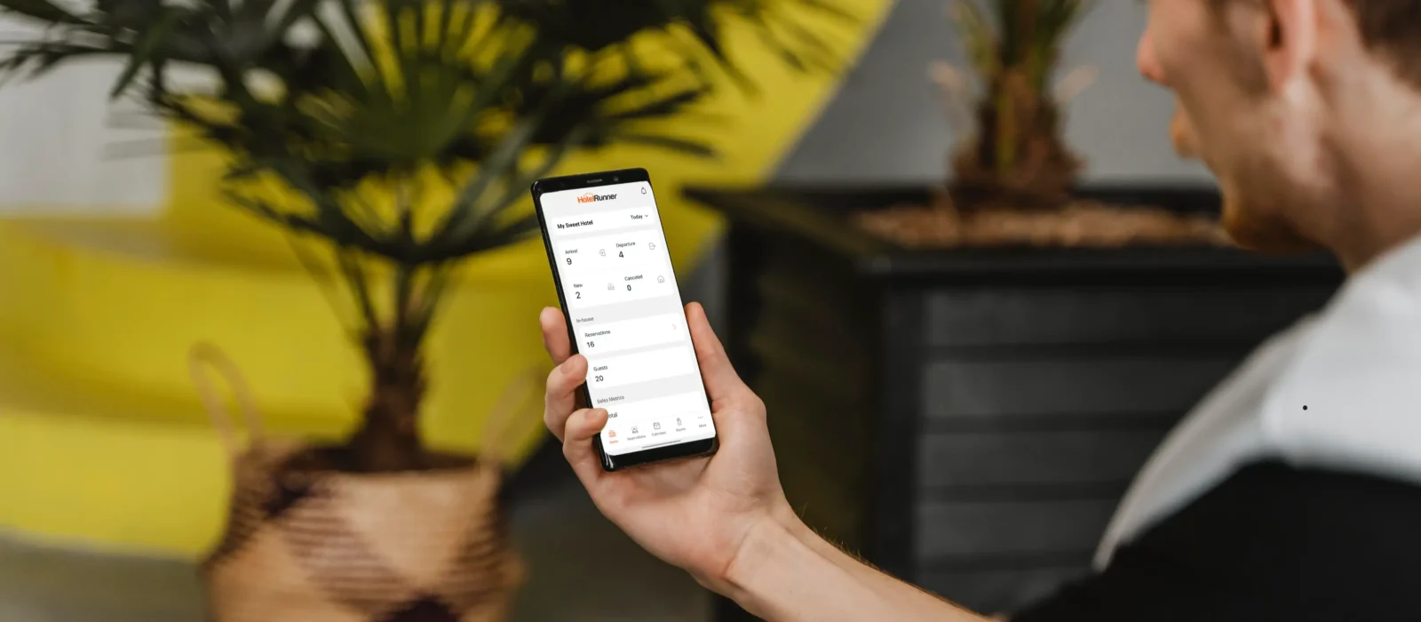 start-managing-all-your-daily-operations-with-the-hotelrunner-mobile-application